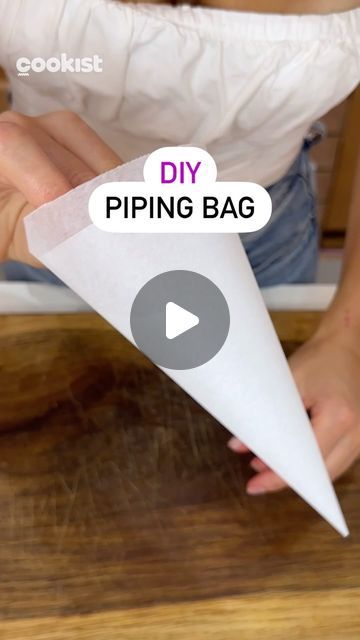 Cookist Wow on Instagram: "Did you run out pf piping bags? Our @sweets_melissa will show you how to make them at home just using parchment paper 😍 This hack is total life-saver 🙌  Will you give it a try? ⬇️  #cookistwow #cookisthacks #kitchenhacks #amazing #quick #tips" Parchment Paper Piping Bag, How To Make A Piping Bag, Piping Bag Hacks, Homemade Piping Bag, Diy Piping Bag, How To Make Piping, Cookist Wow, Cake Piping, Piping Techniques