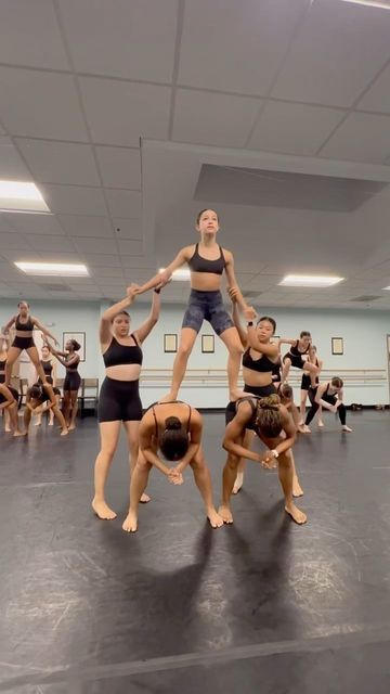 5 Person Dance Lifts, 4 Person Dance Lifts, Dance Lifts Group Easy, Dance Lifts Group, Dance Formations, Acro Stunts, Dance Lifts, Choreography Ideas, Dance Tricks