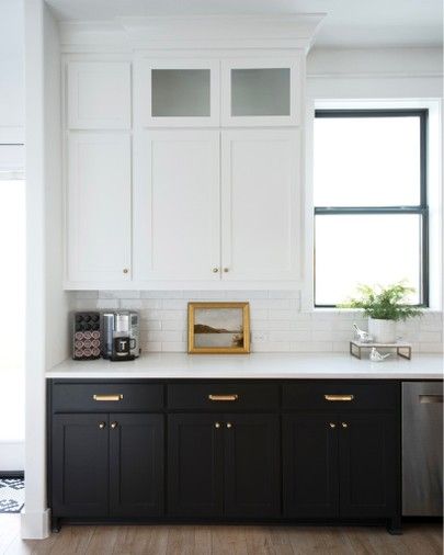 Black Accent Kitchen White Cabinets, Tuxedo Cabinets Kitchen, Black And Gold Hardware Kitchen, Farmhouse Kitchen With Black Cabinets, Black And Gold Kitchen Hardware, Tuxedo Kitchen Cabinets, Gold Knobs Kitchen, Tuxedo Kitchens, Luxe Farmhouse