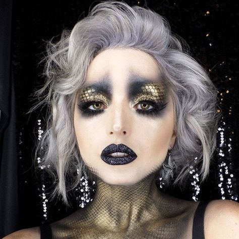 Dark mermaid halloween makeup                                                                                                                                                                                 More Halloween Make Up Looks, Halloween Apartment, Lila Make-up, Fete Emo, Mermaid Makeup Halloween, Evil Mermaids, Make Up Diy, Creative Halloween Makeup, Fantasy Make-up