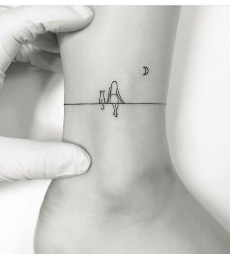 Cool Minimalist Tattoos For Women, Fair Tattoo Ideas, Minimal Tatoos Idea Woman, Multiple Pet Tattoo Ideas, Small Discreet Tattoos For Women, Minimal Tattoo Ideas Women, Minimalist Tattoo Ideas Women, Minimalist Tattoo Cat, Cat Minimalist Tattoo