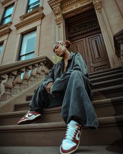 Nyc Stoop Photoshoot, Creative Photoshoot Ideas Outdoor Street, Outdoor Photoshoot Ideas City, Photoshoot Concept Outdoor Street, Modeling Photoshoot Ideas Outdoor, Outdoor Model Poses, Outdoor Street Photoshoot, Stoop Photoshoot, Streetwear Photoshoot Ideas Outdoor