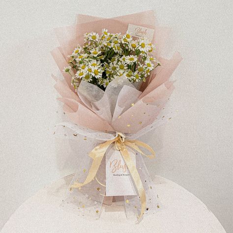 Chamomile Bouquet, Blush Bouquet, Flora Design, Online Florist, Bouquet Flower, How To Wrap Flowers, Big Sis, Diy Flowers, Daisy Flower