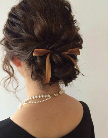 braided up-do with ribbon bow Timeless Hairstyles, Gaun Koktail, Intricate Braids, Hairstyles Design, Stunning Hairstyles, Penteado Cabelo Curto, 짧은 머리, Party Hairstyles, Grunge Hair