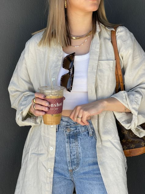 Linen Top Outfits For Women, Jeans Linen Shirt Outfit, Beige Button Down Outfit, Tan Linen Button Up Shirt Outfit, Long Button Up Shirt Outfit Summer, Beige Button Down Shirt Outfit, Khaki Button Down Shirt Outfit Women, Tan Linen Shirt Outfit, Open Linen Shirt Outfit