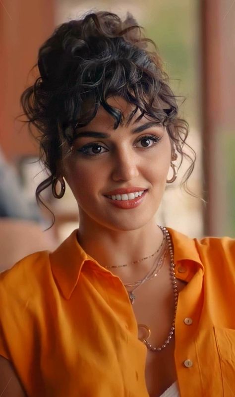 Emos Haj, Curly Bangs, Curly Hair With Bangs, Penteado Cabelo Curto, Curly Hair Cuts, Short Curly Hair, Trendy Hairstyles, Hairstyles With Bangs, العناية بالشعر