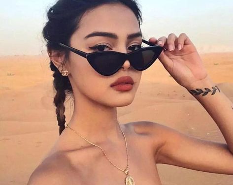 Look 80s, Lily Maymac, Cat Eye Sunglasses Women, Cateye Sunglasses, نظارات شمسية, Glasses Brands, Plastic Sunglasses, 90's Fashion, Wearing Sunglasses