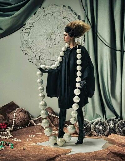 Pearls Giant Pearl Necklace, Amber Le Bon, Vogue Photography, Schon Magazine, Mode Pop, Saul Leiter, Woman In Black, Lulu Frost, Tim Walker