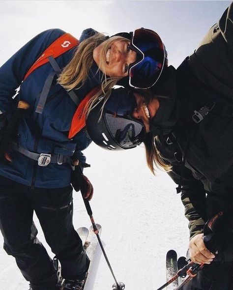 #couplegoals#boyfriendgoals#skiing#winter#vsco#instagram Anime Window, Outfit Leggins, Cartoon Texture, Mode Au Ski, Outfits Heels, Nature Couple, Ski Pics, Ski Pictures, Collage Outfits