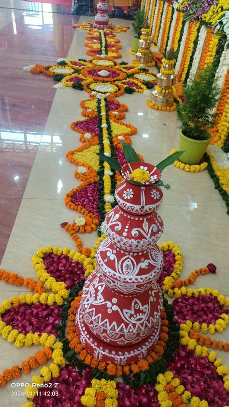 Kalash Decoration Saraswati Puja Pandal, Kalash Decoration, Puja Pandal, Simple Flower Rangoli, Saraswati Puja, Diwali Pictures, Diwali Decorations At Home, Rangoli Border, Simple Rangoli Border Designs