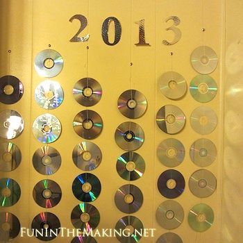 new year's eve photo backdrop with recycled CDs Cd Backdrop, Ava Song, Cd Craft, New Year's Eve Crafts, Recycled Cds, Trash Party, Cool Backdrops, Photo Crafts, Photography Backdrops Diy