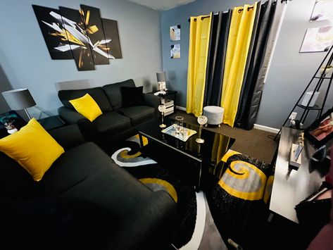 Black Turquoise Yellow Living Room, Black And Yellow Room Bedroom Ideas, Orange And Black Living Room Decor, Yellow Black And White Living Room, Black And Yellow Living Room Ideas, Black Yellow Living Room, Black And Yellow Bedroom Ideas, Yellow Curtains Living Room, Grey White Living Room