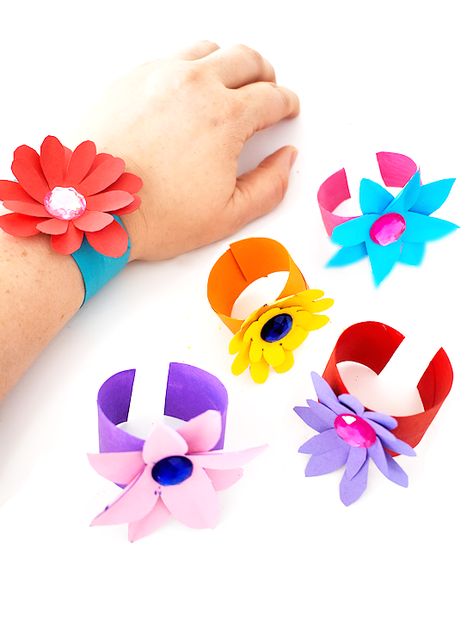 Cardboard Roll Flower Bracelet Craft Hawaiian Crafts, Easy Mother's Day Crafts, Crafted Gifts, Bracelet Craft, Folding Origami, Paper Bouquet, Spring Crafts For Kids, Mothers Day Crafts For Kids, Aktivitas Montessori