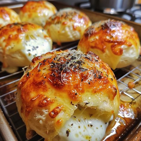 Gooey Mozzarella Biscuit Bombs: A Cheesy Delight - Flavor Nectar Antipasto Bread, Emergency Bread, Noodles Dishes, Savoury Scones, Bread Ideas, Cheese Rolls, Football Snacks, Bombe Recipe, Cheese Sticks