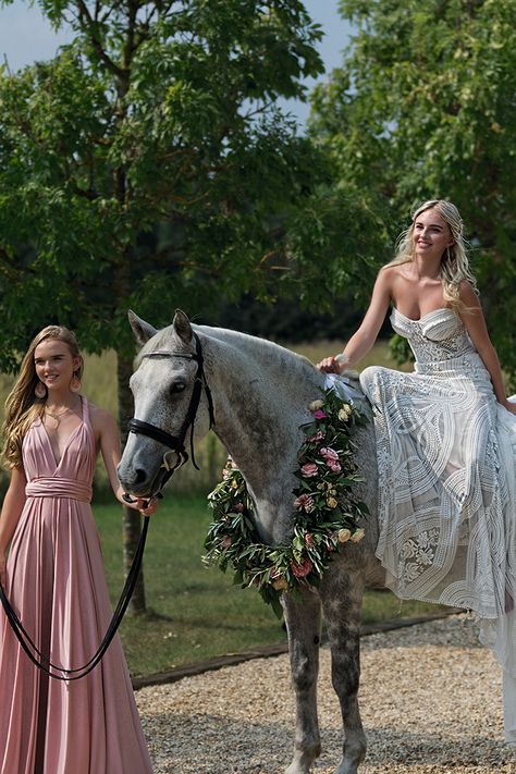 Bride Riding Horse, Horse Wedding Decorations, Bride On Horse Wedding, Horse Riding Wedding, Horses In Weddings, Horse At Wedding, Horse In Wedding, Horse Wedding Ideas, Horse Wedding Theme