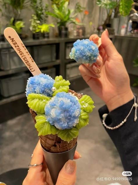 Flower Ice Cream, Pastel Cupcakes, Mlem Mlem, Flower Ice, Kawaii Cooking, Pretty Dessert, Girl Dinner, Think Food, Aesthetic Stuff