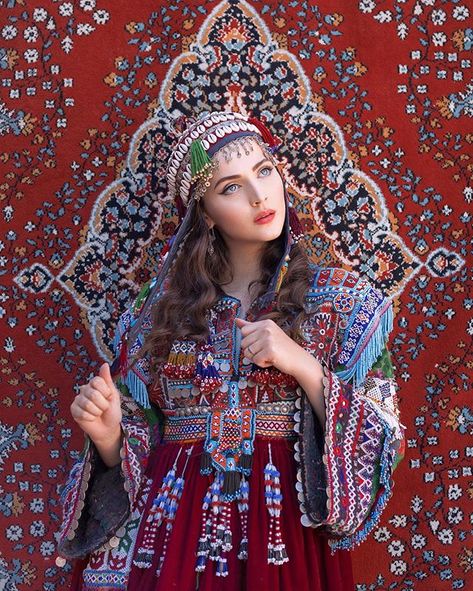 A masterpiece by photographer and dear friend @maja_topcagic 📷 One of the most fabulous dresses from the Kuchi people of Afghanistan. These… Afghanistan Culture, Idda Van Munster, Afghani Clothes, Balochi Dress, Afghan Wedding, Afghan Girl, Afghan Fashion, Iranian Women Fashion, Afghan Clothes