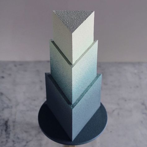 This Design Studio Makes Works of Art that Just So Happen to be Cakes Geometric Cake Design, Architecture Cake, Triangle Cake, Russian Pastries, Geometric Wedding Cakes, Geometric Cake, Cube Cake, Cake Design Inspiration, Blue Cakes