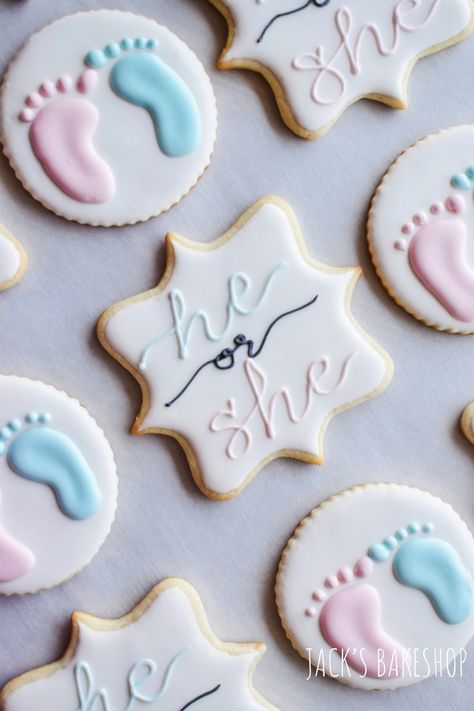 He Or She Cake Ideas, Cookies For Gender Reveal Party, Gender Cookies Reveal, He Or She Gender Reveal Cookies, Gender Reveal Cookies Neutral, He Or She Gender Reveal Decorations, Gender Reveal Royal Icing Cookies, Gender Reveal Sugar Cookie Ideas, Gender Reveal Cookies Ideas Simple