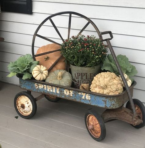 Wagon Porch Decor, Vintage Wagon Decor, Wheelbarrow Yard Decor, Radio Flyer Wagon Ideas Front Porches, Wagon Decor Outdoor, Fall Wagon Display, Wagon Garden Ideas, Farmhouse Landscape Ideas, Wagon Flower Planter