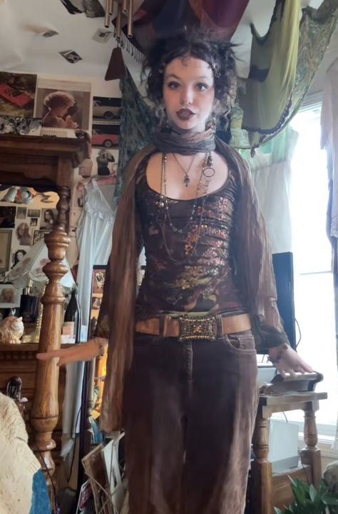 Gothic Fairy Core Outfits, Grunge Brown Outfit, Alternative Street Fashion, Earthy Fashion Style, Brown Goth Outfit, Warm Alt Outfits, Pixie Outfit Style, Brown And Purple Outfit, Earthy Fall Outfits