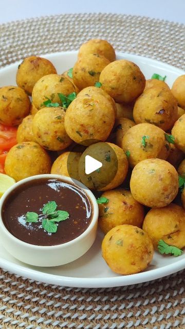 Food & Art on Instagram: "Crispy Potato Balls!  Ingredients: - Boiled Potatoes 3 medium - Chopped Onion 1 small - Fresh Coriander as required - Salt 1/2 tsp - Chilli Flakes 1 tsp - Chilli Powder 1/2 tsp - Crushed Cumin Coriander 1 tsp - Lemon Juice 1 tbsp - Gram Flour 1/2 cup - Cooking Oil 3 tbsp ---------------  Follow for more easy recipes, Ramadan recipes, Iftar snacks ideas, potato recipes and much more. #potatoballs #potatoball #iftarsnacks #ramadan2024 #ramadanrecipes #foodandart2021 #foodie #snacks" Boiled Potato Recipes Indian, Ramadan Recipes Iftar Snacks, Boiled Potato Recipes, Boiled Potatoes Recipe, Iftar Snacks, Easy Iftar Recipes, Potato Ball, Recipes Ramadan, Ramadan Recipes Iftar