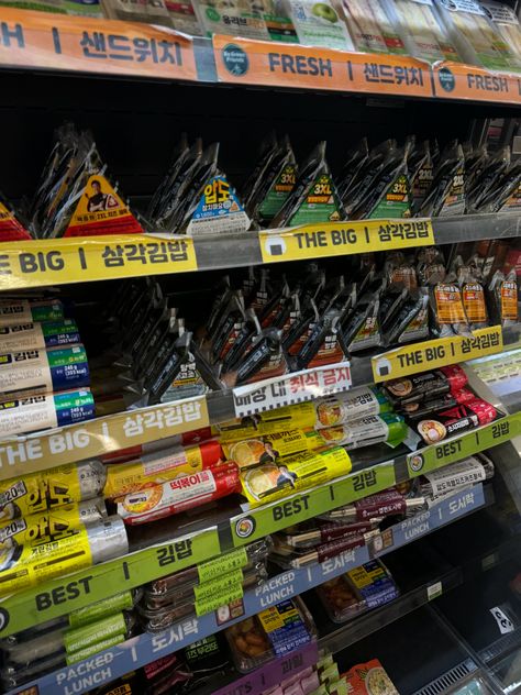 korean convenience store Korean Convenience Store Exterior, Korean Convenience Store Aesthetic, Asian Convenience Store, Convenience Store Aesthetic, Korean Kimbap, Korean Convenience Store, Store Aesthetic, Dr House, Food Store