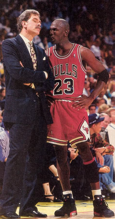 Phil Jackson and Michael Jordan Mike Jordan, Michael Jordan Art, Michael Jordan Photos, Michael Jordan Pictures, Phil Jackson, Nba Basketball Art, Basketball Players Nba, Bola Basket, Michael Jordan Basketball