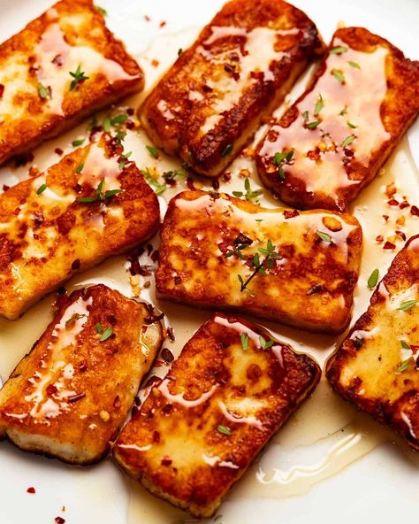 Golden Halloumi with Honey and Thyme Baked Haloumi Recipes, Greek Starters Appetizers, Greek Style Food, Dinner Party Recipes Vegetarian, Recipe Tins, Honey Halloumi, Halloumi Recipes, Cooking Halloumi, Baked Halloumi