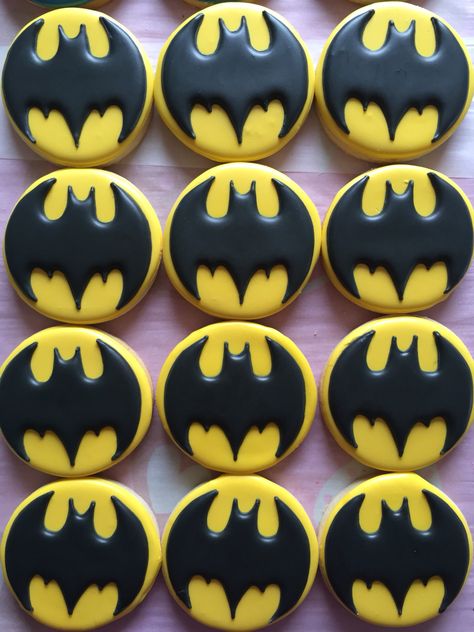 Batman decorated sugar cookies Batman Donuts Ideas, Batman Birthday Cookies, Batman Cookie Cake, Batman Sugar Cookies, Batman Cookies Decorated, Avengers Cookies, Hulk Birthday Cakes, Batman Cookies, Batman Themed Birthday Party