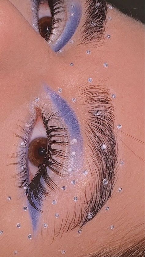 Galaxy Rave Makeup, Cute Blue Makeup Looks, Periwinkle Makeup Looks, 2000s Aesthetic Makeup, Galaxia Aesthetic, Periwinkle Makeup, Space Themed Makeup, Fairy Aestethic, Intergalactic Aesthetic