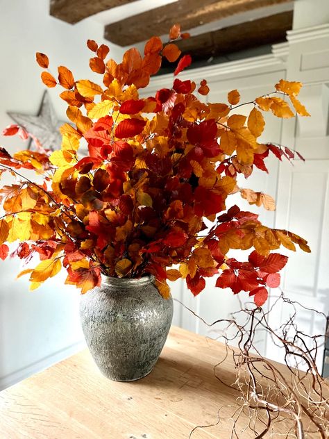 Autumn Flowers In Vase, Autumnal Floral Arrangements, Fall Foliage Arrangements, Autumn Leaves Decor, Cosy Autumn Living Room, Autumnal Flower Arrangements, Dried Flowers Ideas Decor, Autumnal Wreaths, Autumn Decorations Indoor