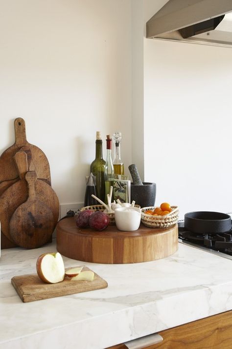 - STUDIO HUS Bread Boards, Chopping Boards, Italian Kitchen, House Book, Bread Board, Wooden Cutting Board, Design Living Room, In Kitchen, Kitchen Pantry