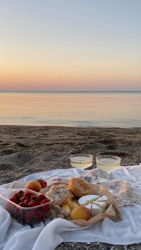 Picnic Ideas Simple, Beach Picnic Food, Beach Picnic Ideas, Book Campaign, Beach Picnic Party, Nature Picnic, Food Beach, Picnic Outdoor, Dream Dates