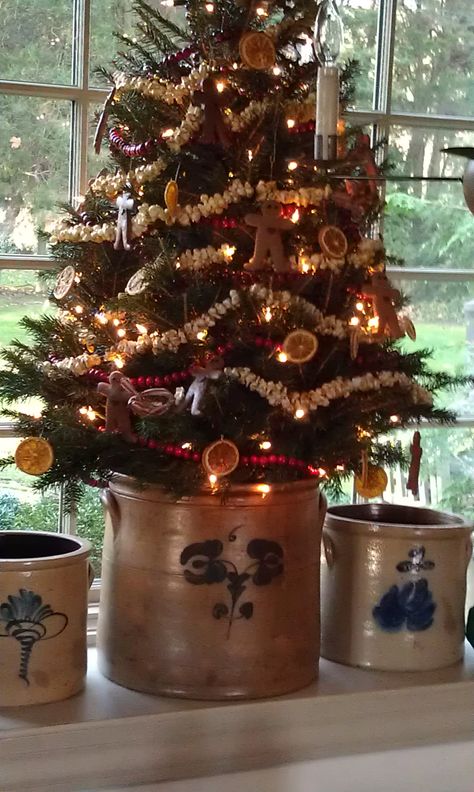 Colonial Primitive Home Tours | Share Primitive Christmas Tree Ideas, Primitive Christmas Tree, Primitive Country Christmas, Primitive Christmas Decorating, Country Christmas Trees, Primitive Christmas Decor, Colonial Christmas, Traditional Christmas Decorations, Prim Christmas