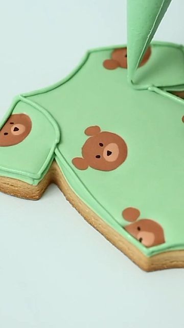 Stephanie | Little Cookie Co on Instagram: "Did you know I have a full step by step tutorial on this cookie? Check out my real-time baby shower cookie set! 🐻 👶 find the full video on YouTube!!

#babyboycookies
#babygirlcookies
#babycookies #howtodecoratecookies #royalicing #decoratedsugarcookies #cookietutorials #babyshowerideas #babyshower" Onesie Cookies Decorated, Teddy Bear Sugar Cookies, Baby Onesie Cookies, Bear Baby Shower Cookies, Little Cookie Co, Baby Shower Cookies Neutral, Baby Bottle Cookies, Baby Boy Cookies