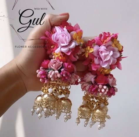 #floraljewellery #jewellery #haldijewellery #haldibridefloraljewellery #haldibride #bridalfloraljewellery #floralinspo #floraljewelleryideas #mehndifloraljewellery #mahendi #floweraccessories Indian Floral Jewelry, Artificial Flower Jewellery, Haldi Jewellery, Flower Jewellery For Haldi, Flower Jewelry Designs, Haldi Outfits, Indian Bridal Jewelry Sets, Chinese Jewelry, Jewellery Indian