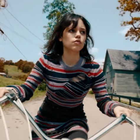 Jenna Ortega as Astrid Deetz in Beetlejuice Beetlejuice (2024) Ed E Lorraine Warren, Lorraine Warren, Beetlejuice Movie, Harry Belafonte, Catherine O'hara, Starship Troopers, Justin Theroux, Willem Dafoe, Beetlejuice Beetlejuice