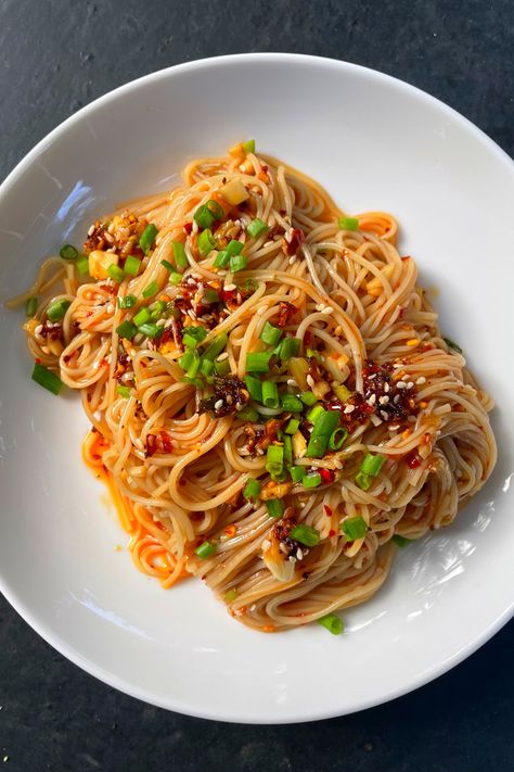 Chilli Oil Noodles Recipe (Chilli Garlic Oil Noodles) Noodles With Chilli Oil, Spicy Schezwan Noodles, Sweet Chilli Noodles Recipe, Sweet Chilli Noodles, Chilli Oil Pasta, Vermacheli Noodles Recipes, Chilli Oil Noodles Recipe, Chilli Oil Ramen, Garlic Chilli Oil Noodles