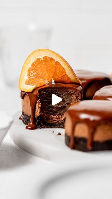 Sloane Papa on Instagram: "Everything is cuter (and more delicious!) in mini form, and these mini chocolate orange cheesecakes are no exception! @vincihousewares and I partnered to bring you this decadent recipe, which is made with freshly squeezed orange juice for a smooth chocolate-orange flavor profile that all citrus lovers will drool over! Each individual cheesecake features a buttery chocolate shortbread crust, ultra creamy chocolate orange cheesecake filling, and rich chocolate ganache🍊

Before you run off to make this recipe, be sure to snag your very own Vinci Hands Free Citrus Juicer! You’ll be able to squeeze every last drop out of each orange in no time :)

Use my code “SAVEWITHSLOANE” for 10% off a Vinci Hands Free Citrus Juicer! Follow @vincihousewares and visit their websit Individual Cheesecake, Mouse Recipes, Chocolate Orange Cheesecake, Orange Cheesecake, Individual Cheesecakes, Chocolate Shortbread, Squeezed Orange Juice, Freshly Squeezed Orange Juice, Cheesecake Filling