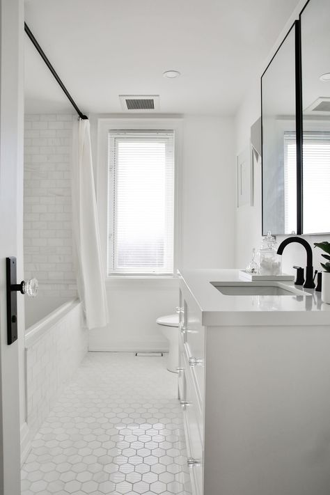 Popular Bathroom Designs, Black Fixtures, All White Bathroom, Toronto Home, Modern White Bathroom, Marble Floors, Bad Inspiration, Upstairs Bathrooms, Trendy Bathroom