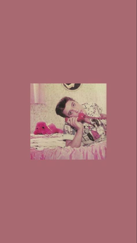 Pink Aesthetic Lockscreen, Retro Pink Aesthetic, 50s Wallpaper, Elvis Presley Wallpaper, Elvis Wallpaper, Vintage Aesthetic Retro, Elvis Presley Images, Aesthetic Lockscreen, Elvis Presley Pictures