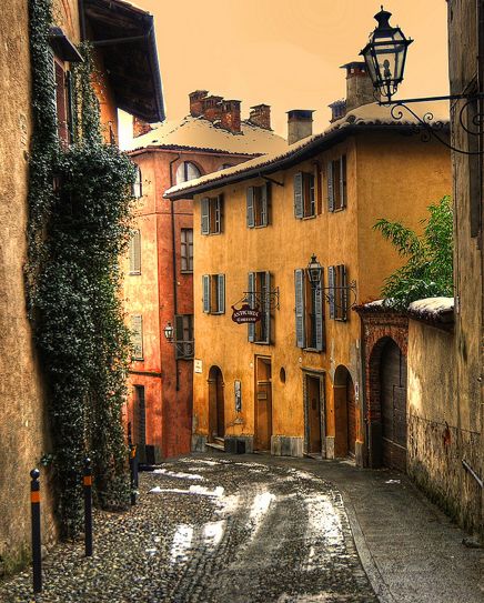 Saluzzo, Italy Alley Way, Piedmont Italy, Italian Architecture, Leyte, Places In Italy, Regions Of Italy, Italy Photo, Visit Italy, Italy Vacation