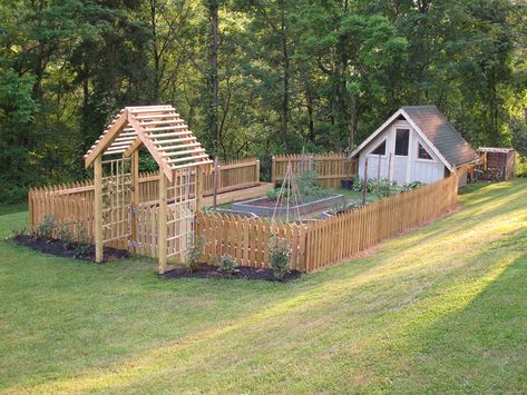 Pallet Chicken Coops, Diy Outdoor Playhouse, Making Raised Garden Beds, Outdoor Playhouse, Raised Garden Bed Plans, Vegetable Garden Raised Beds, Homestead Farm, Building A Raised Garden, Diy Raised Garden