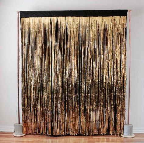 Karaoke Backdrop Ideas, Gold Photobooth Background, Glitter Backdrop Ideas, Golden Birthday Backdrop, Gold Picture Backdrop, Photo Wall Ideas Party, Party Background Ideas, Gold Fringe Backdrop, Nye Photo Backdrop