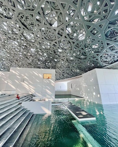 In contrast to the classic structure of the Louvre in Paris, the Louvre in Abu Dhabi is a feat in modern architecture. The museum’s design makes it so that even if you’re strolling through it in the evening, the lighting doesn’t give the time of day away. Looking as though it’s 12 noon at 7PM with how naturally the light comes across. Photo: @court.nyc Louvre Abu Dhabi, Abu Dhabi Travel, Dubai Holidays, Dubai Aesthetic, Responsible Tourism, Architecture Drawing Art, Louvre Museum, The Louvre, Eco Friendly Travel