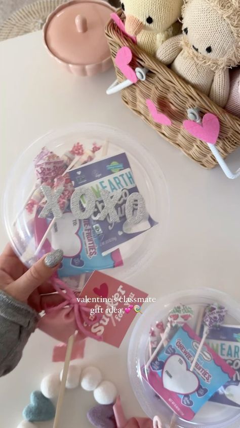 diy plate lollipops 💕🍭 an easy and cuuuute way to gift something sweet to classmates, friends or neighbors for valentines! all you need… | Instagram Diy Valentines For Classmates, Gifts For Classmates, Classmates Gifts, Diy Valentine's Day, Diy Classroom, Class Gift, Instagram Diy, Valentine Treats, Diy Valentines Gifts