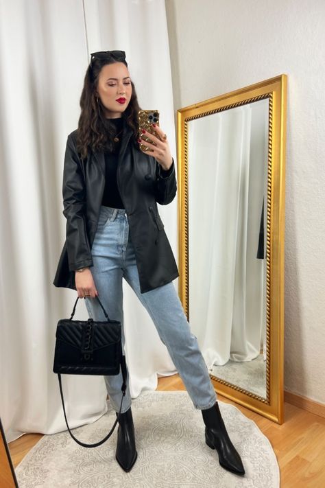 Light Mom Jeans Outfit, Light Mom Jeans, Black Leather Blazer Outfit, Womens Leather Jacket Outfit, Jeans Blazer Outfit, Black Leather Jacket Outfit, Black Leather Blazer, Jacket Outfit Women, Blazer Outfits For Women