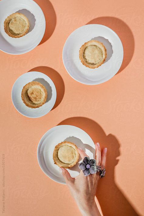 Tart Photoshoot Ideas, Tarts Photography, Deserts Photography, Dessert Photos, Food Photography Cake, Apricot Tart, Maui Food, Food Photoshoot, Cake Photography