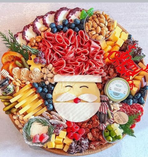 Appetizer Board Christmas, Individual Christmas Charcuterie Board Ideas, Christmas Cutlery Board Food Ideas, Holiday Chacutery Boards, Sharcutary Board Ideas Christmas, Xmas Food Decorations, Christmas Inspired Charcuterie Board, Charcuterie Board Theme Party Christmas, Cheese Board For Christmas